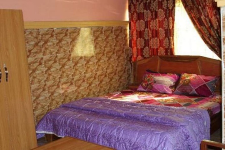 Room 4 of 8
