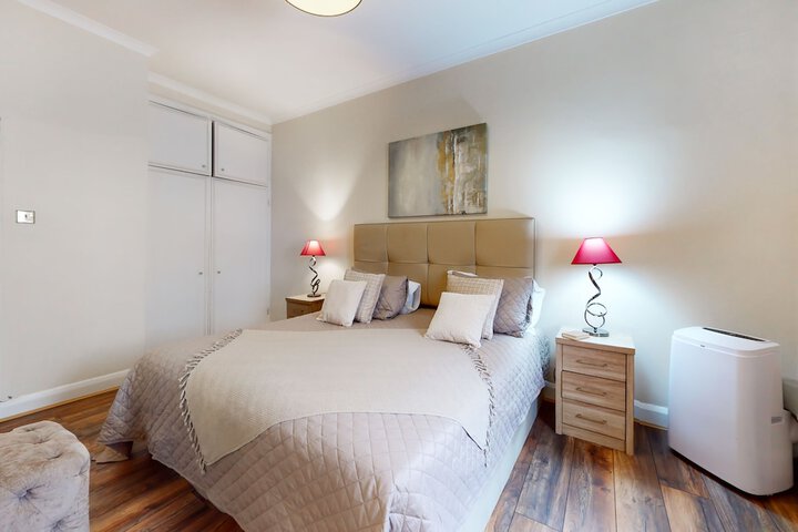 Room 15 of 93
