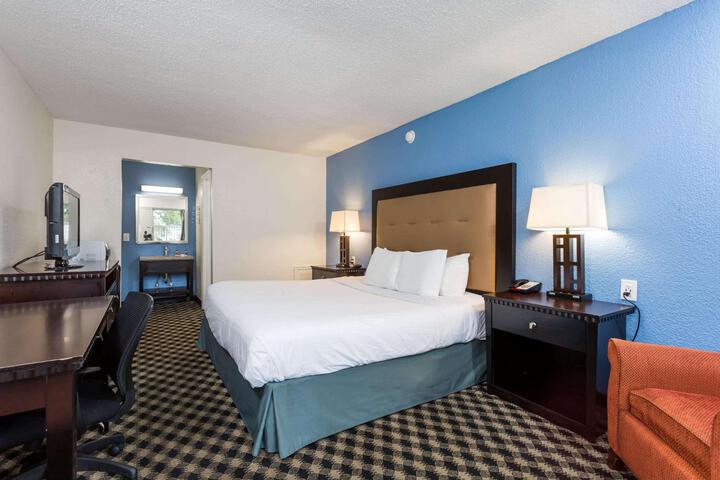 1 King Bed (2 of 12)