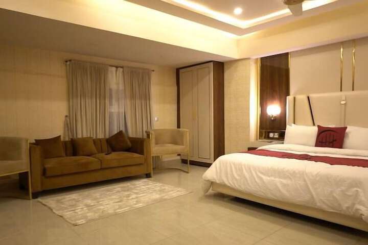 Room 10 of 12