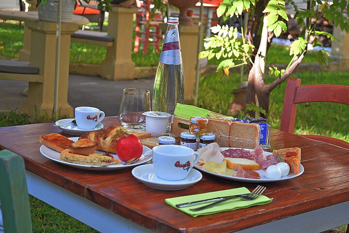 Breakfast/Coffee Service 22 of 32