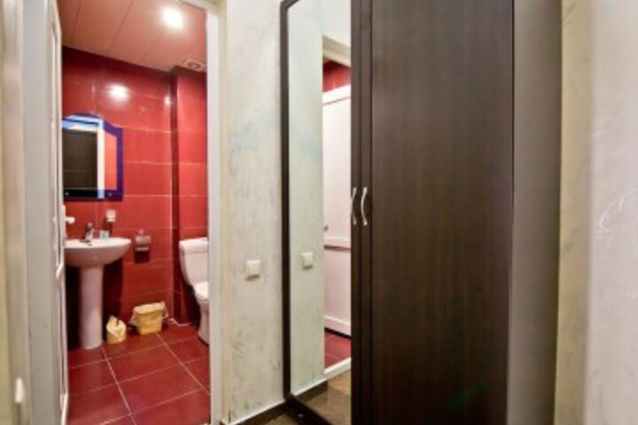 Room 6 of 93