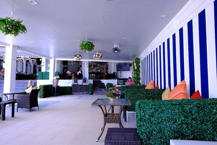 Lounge 140 of 165