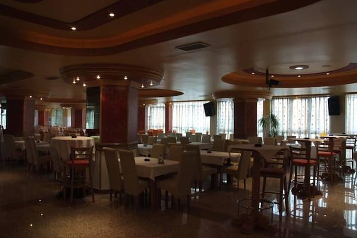 Dining 49 of 54