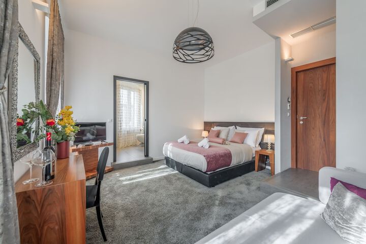 Room 22 of 48