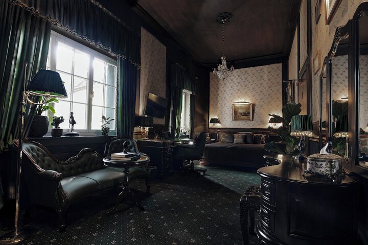 Room 4 of 33