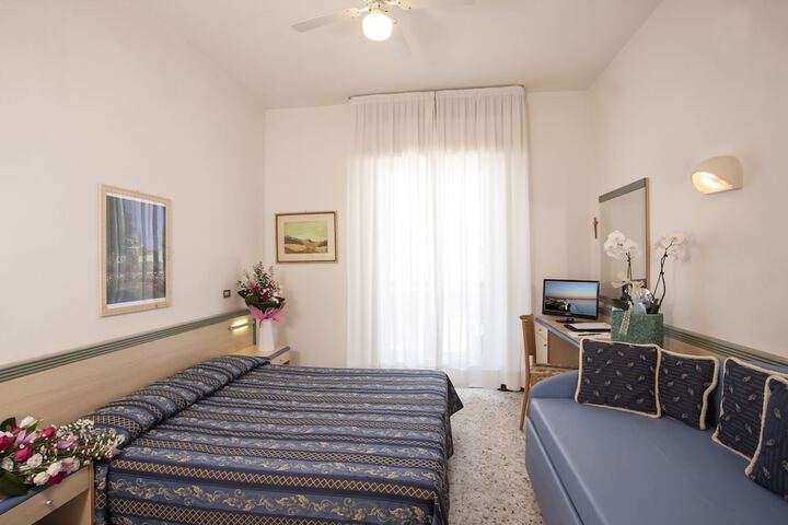 Room 4 of 32