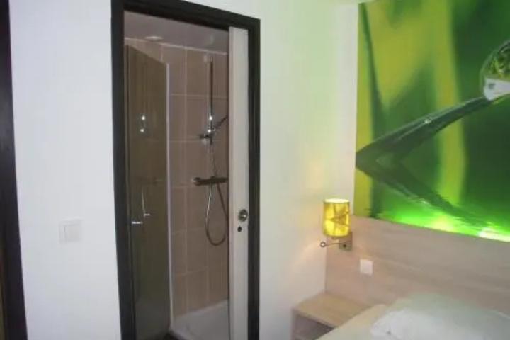 Room 5 of 16