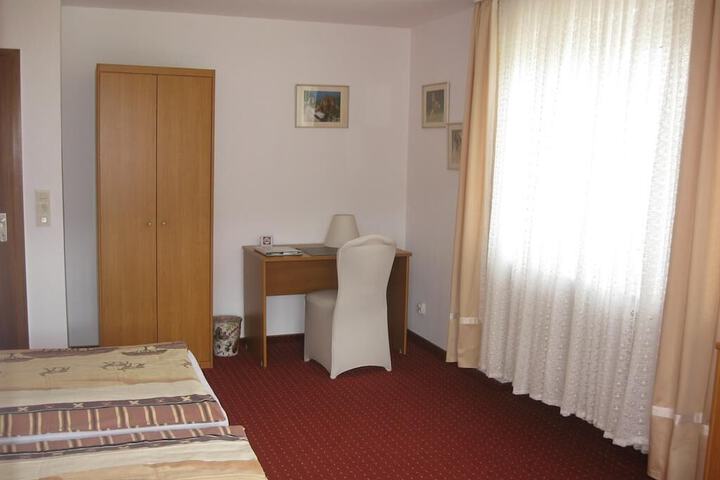 Room 5 of 33