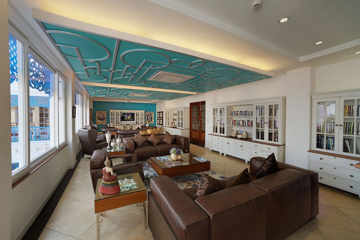 Lounge 83 of 124