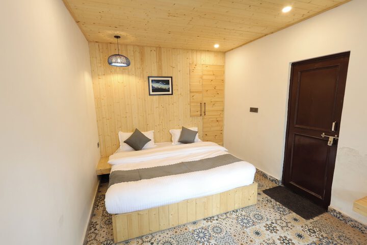 Room 33 of 174