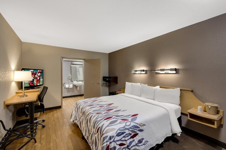 Deluxe King Bed (2 of 16)