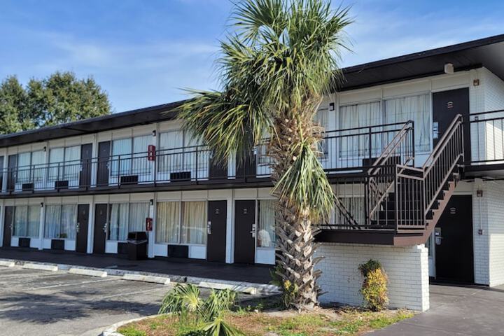 Hotel 8 of 9