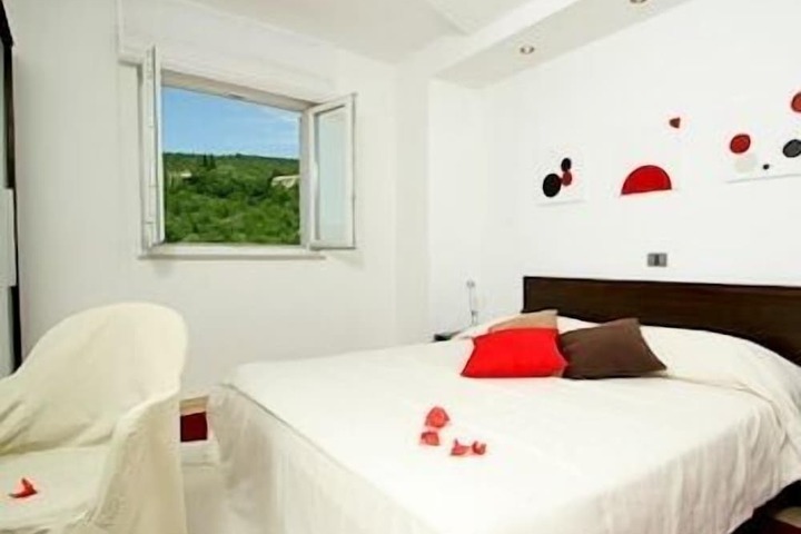 Room 4 of 18