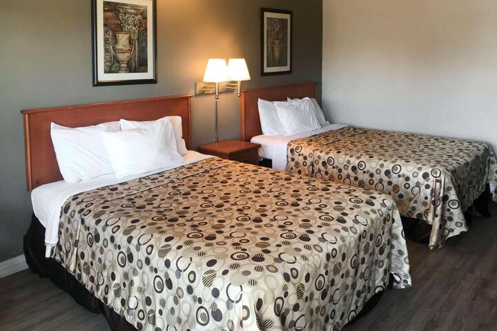 2 Queen Beds (3 of 9)
