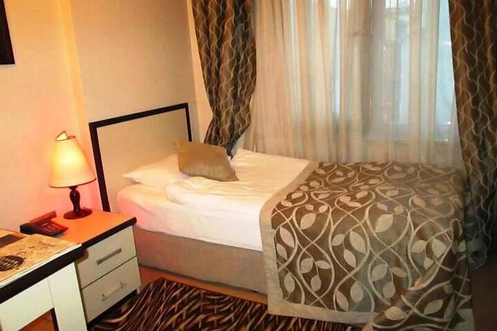Room 7 of 18