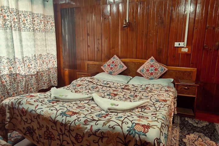 Room 4 of 12