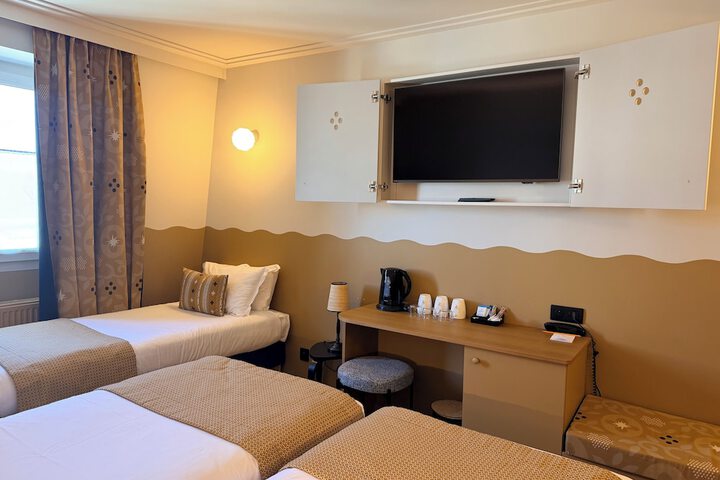 Room 32 of 69