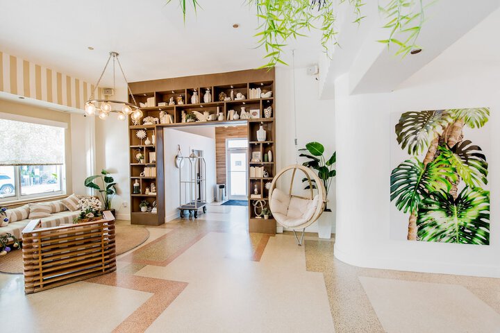 Lobby lounge