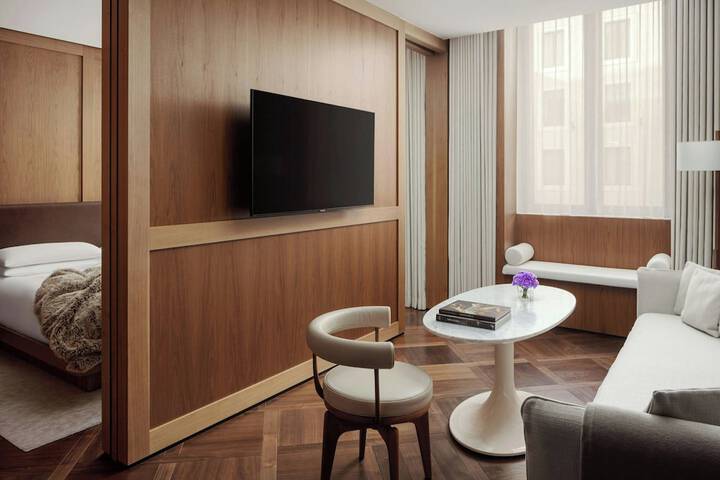 Room 27 of 82