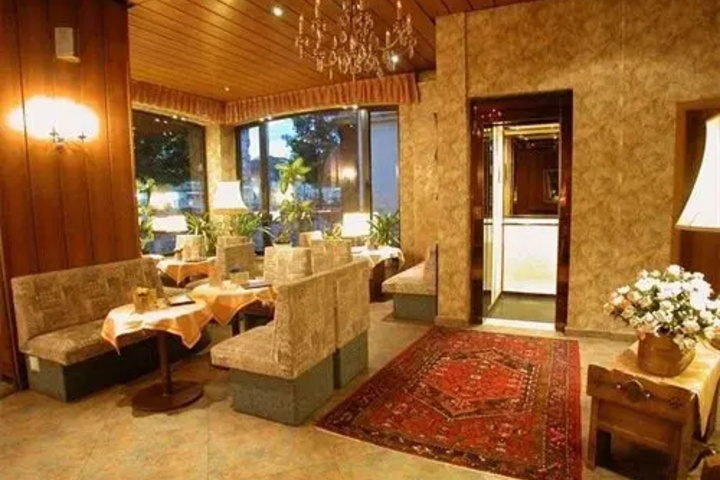 Dining 16 of 16