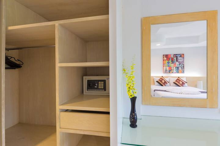 Room 4 of 32