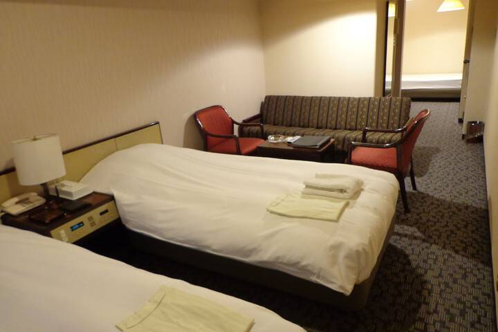 Room 13 of 16