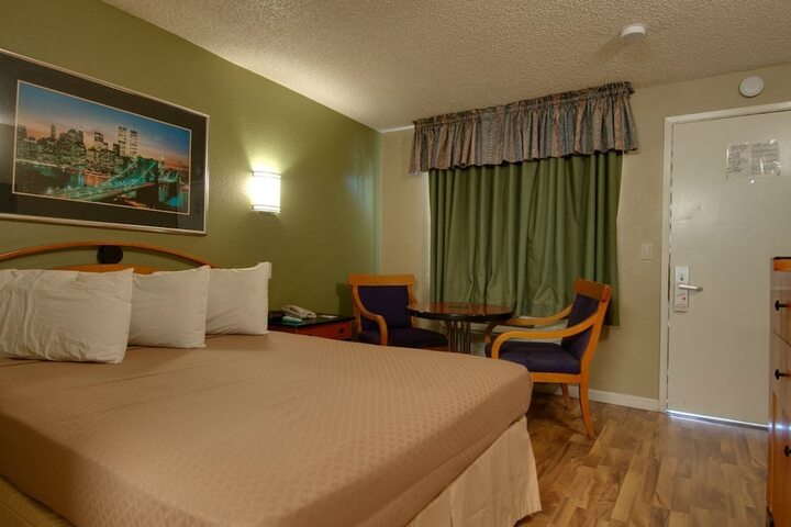 Deluxe Queen Bed (9 of 9)