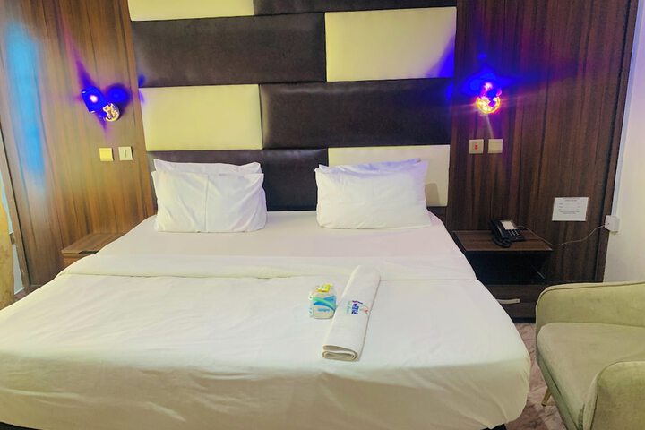 Room 9 of 26