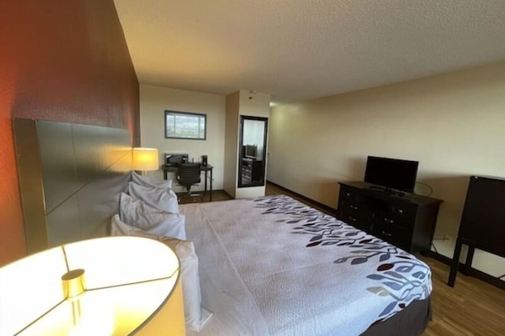 1 King Bed (10 of 10)