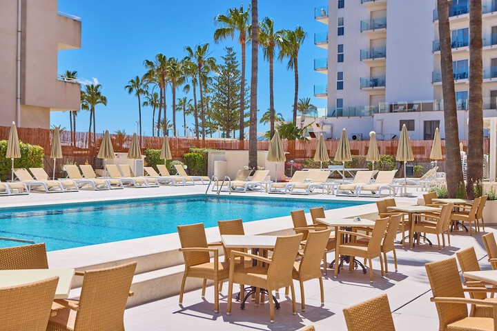 Swim-up bar