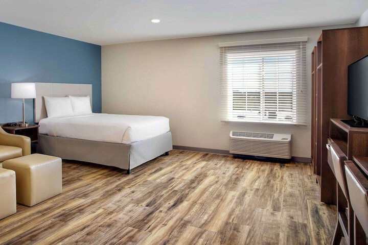 Queen Bed Kitchen Accessible (10 of 12)
