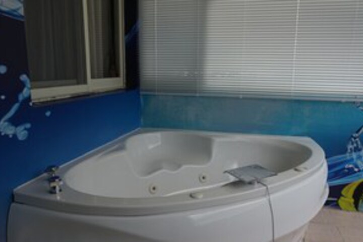 Hot Tub 36 of 39