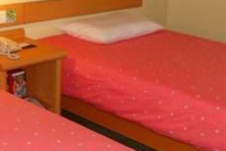 Room 4 of 33