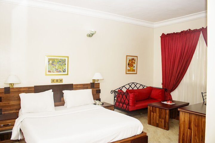 Room 6 of 40