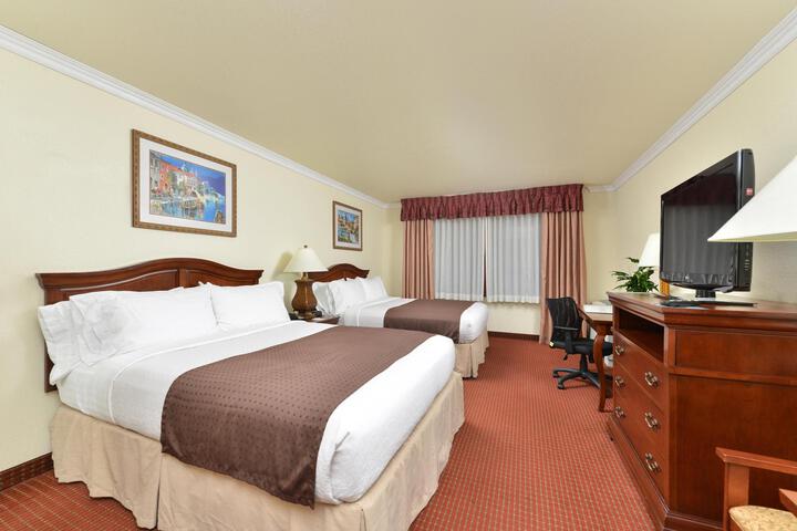 2 Queen Beds (1 of 8)