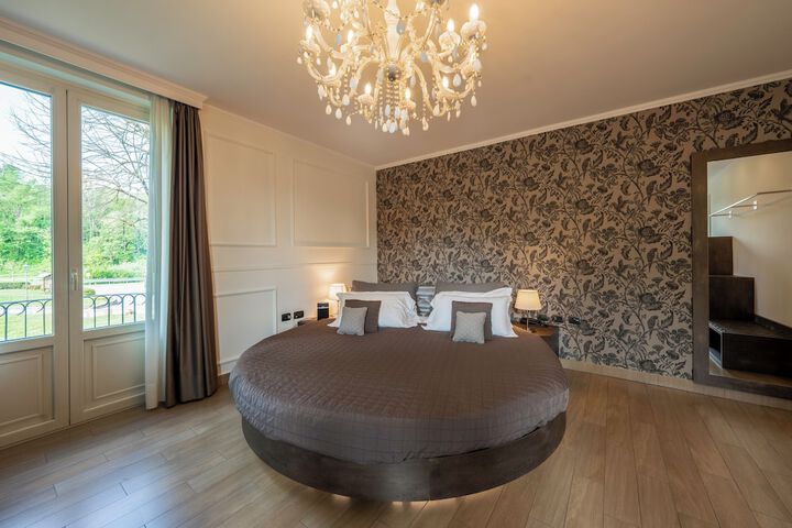 Room 10 of 26