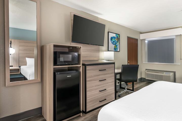1 King Bed (6 of 12)