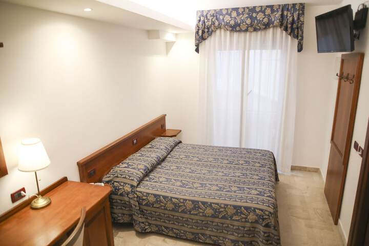 Room 8 of 37