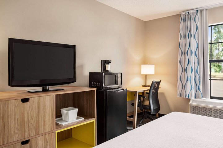1 King Bed (5 of 8)