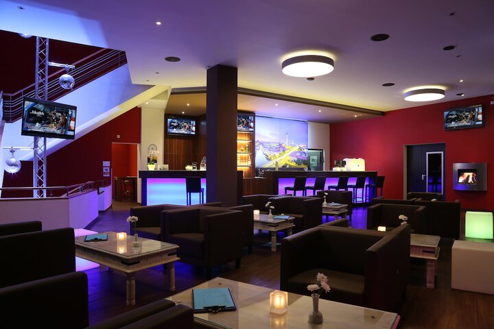 Lounge 35 of 43