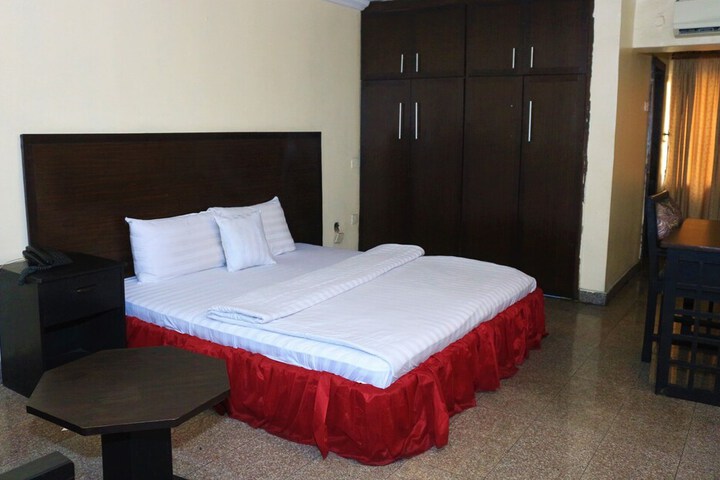 Room 10 of 32