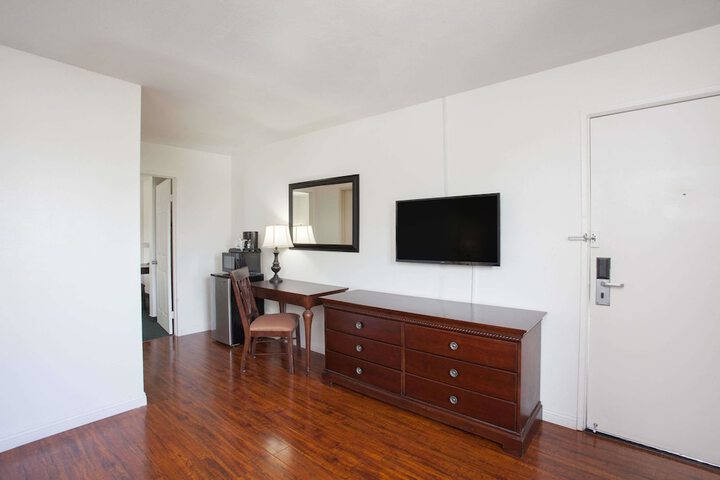 1 King Bed (1 of 16)
