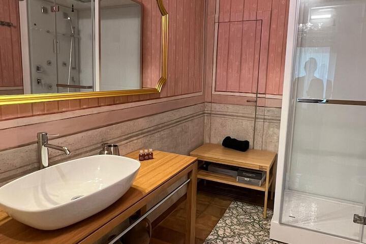 Room 33 of 38