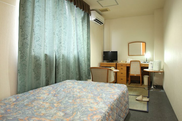 Room 5 of 8