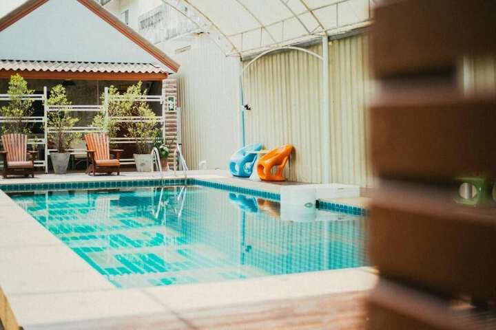 Pool 60 of 76