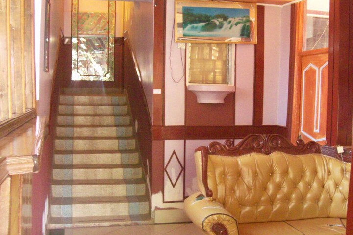 Lounge 19 of 31