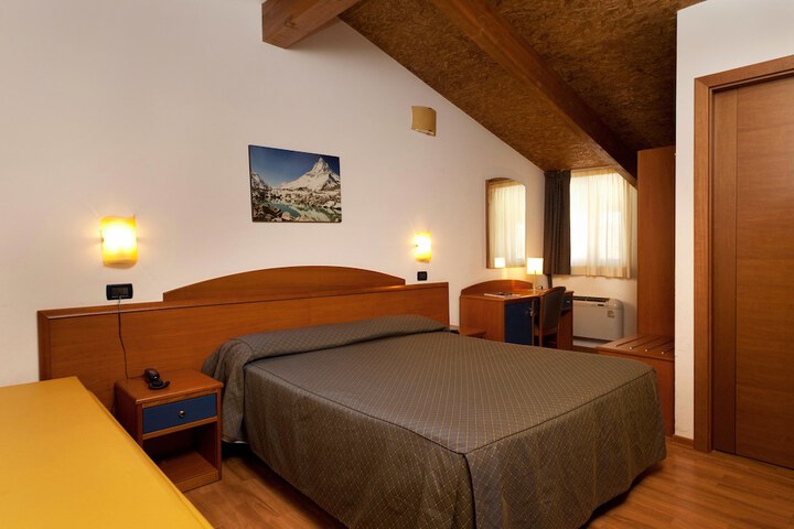 Room 4 of 43