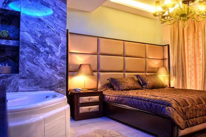 Room 10 of 48