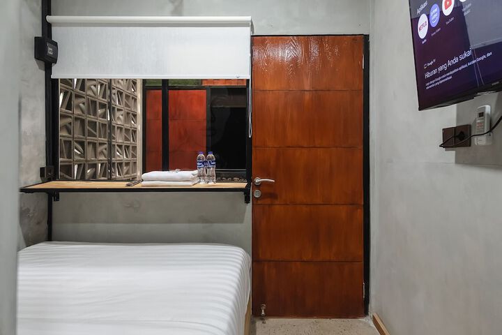 Room 9 of 16